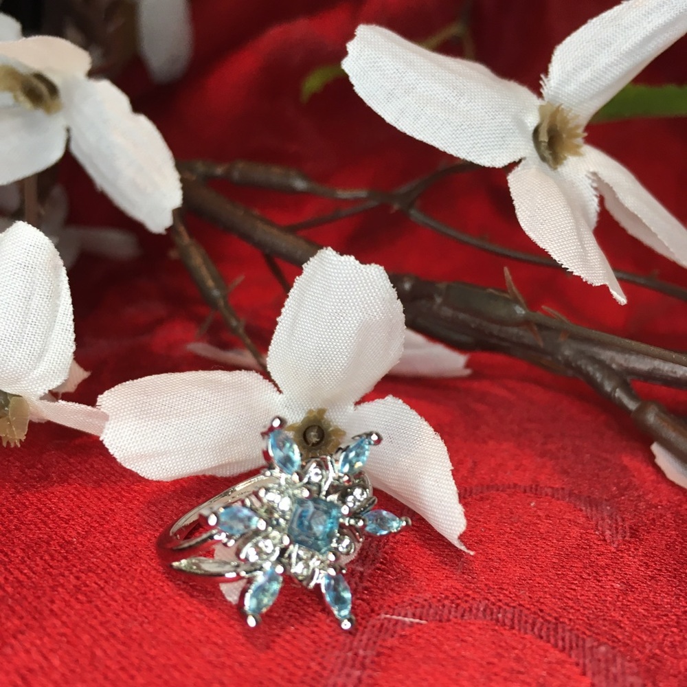 Blue Rhinestone Flower Ring Sz 6 NWOT - Picture 8 of 10